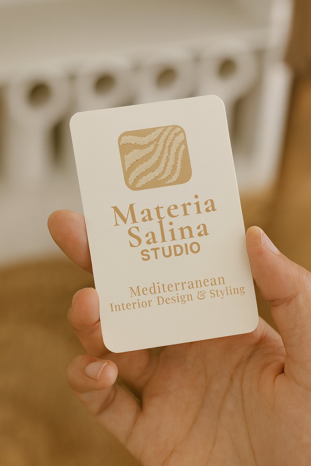 Tarjeta de Materia Salina Studio sostenida en la mano